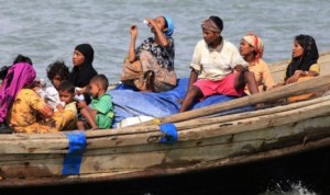 Sejumlah warga muslim Rohingya naik perahu menyeberangi sungai Naf, untuk melintasi perbatasan dari wilayah Myanmar ke Bangladesh, di kota Teknaf sebelah Selatan Bangladesh . (Reuters)