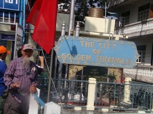 di Border , perbatasan Myanmar Golden Trangle...masuk ke negri Junta ini secara resmi pasport kita ditahan dan di tukar dengan secarik kertas saja.