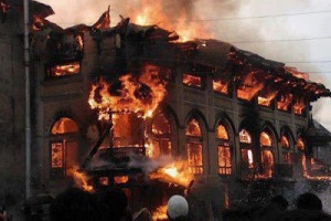 Bukan perkara mudah untuk merenovasi masjid di Myanmar, memerlukan izin yang sangat rumit dan berliku liku....sehingga masjid masjid terbiar rusak sendiri dimakan usia, puluhan tahun tak tersentuh perbaikan karena memang tidak dizinkan , akhirnya rubuh sendiri...Lain lagi masjid yang bmemang terbakar dan sengaja dibakar